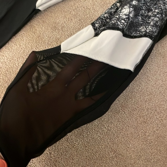 Patterned three-quarter length workout leggings - Picture 2 of 2